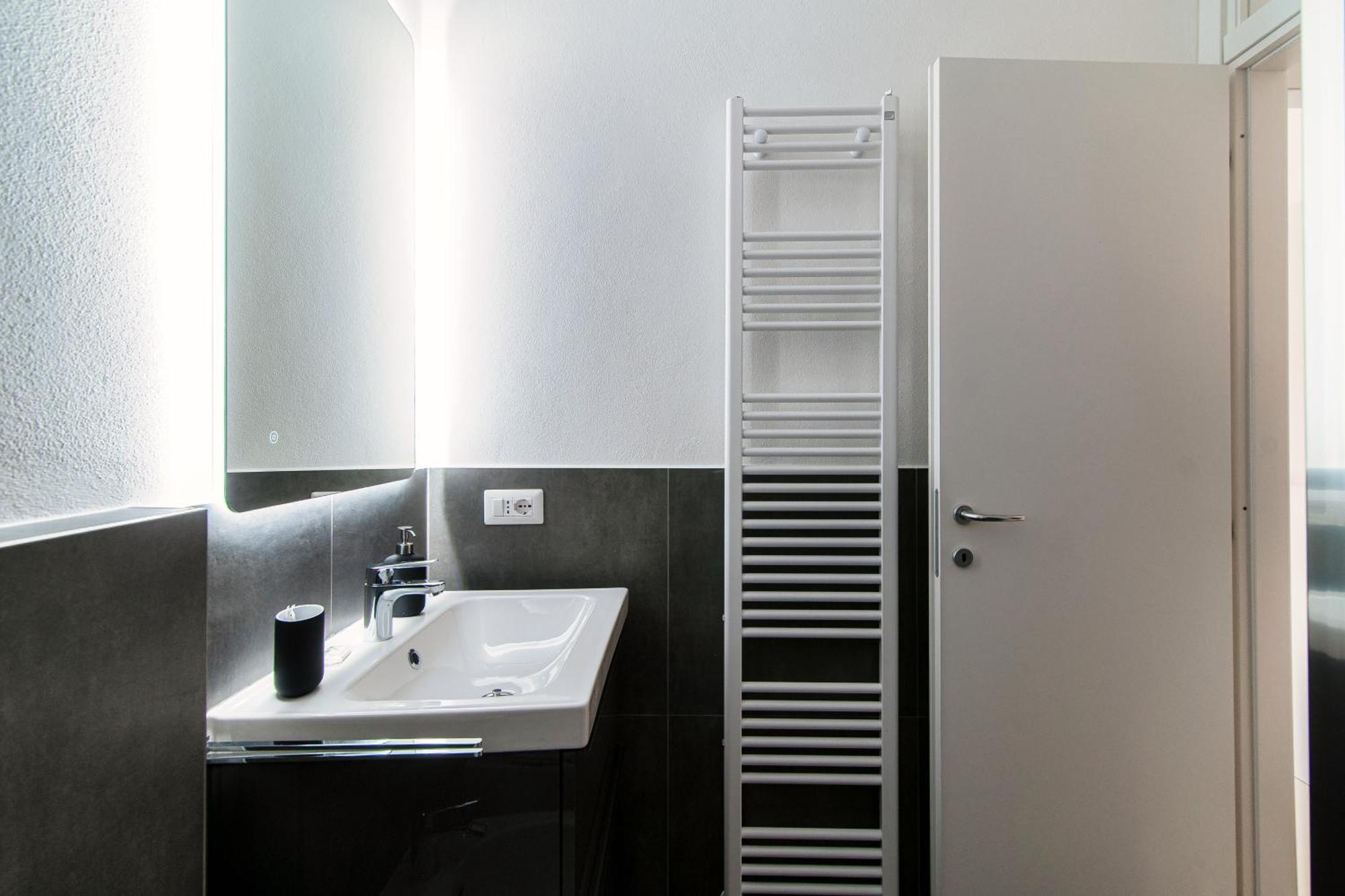 Giuliny Lovely Flat - The House Of Travelers Комо Экстерьер фото